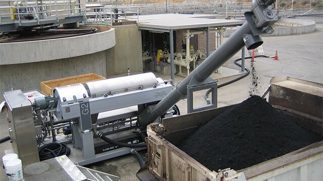 Municipal sludge treatment installation using advanced sludge dewatering technologies to reduce sludge volume, operating costs and environmental impact